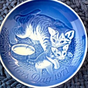 Kitten and mother Danish wall plate 6”